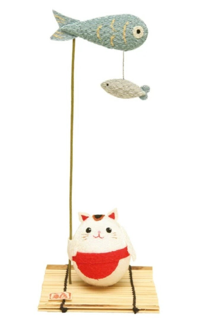 Figurine Chat et Carpes en Chirimen – Artisanat Japonais sur Natte de Bambou