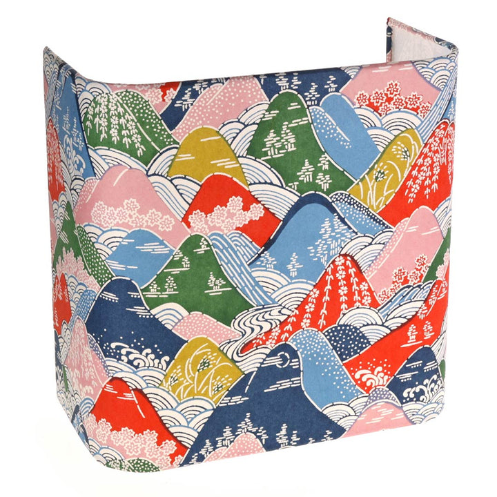 photo packshot de l'applique murale japonaise (petit modèle) aux motifs de montagnes et de rivières dans les tons rouges, verts, bleus, jaunes et roses (M969) adeline klam