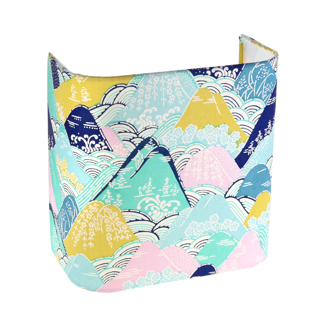 applique murale japonaise (petit modèle) aux motifs de montagnes et rivières dans les tons bleus, verts, jaunes et parme (M967) adeline klam