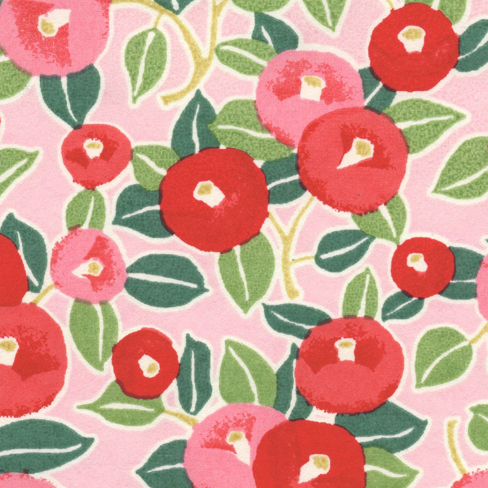 carré de 10cm par 10cm de papier japonais yuzen chiyogami aux motifs de camélias dans les tons rouges, roses et verts adeline klam (M722)