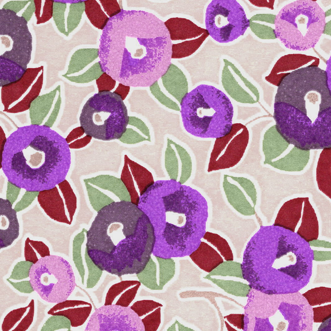 carré de 10cm par 10cm de papier japonais yuzen chiyogami aux motifs de camélias dans les tons violet clair et foncé, beige, rouge bordeaux et vert adeline klam (M1056)