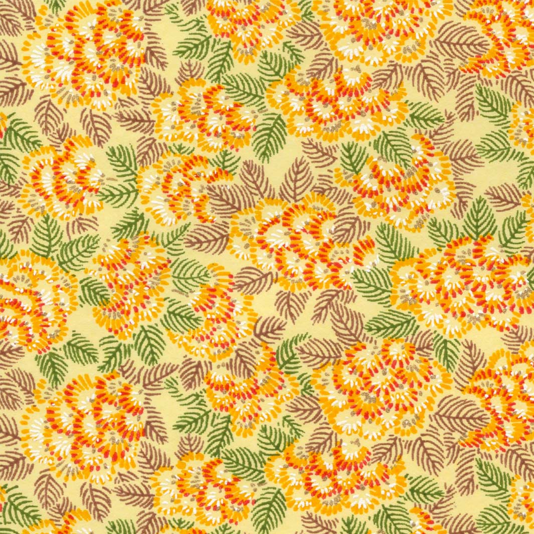 carré de 10cm par 10cm de papier japonais yuzen chiyogami aux motifs de chrysanthèmes ajania dans les tons jaunes, orange, marrons et verts adeline klam (M942)