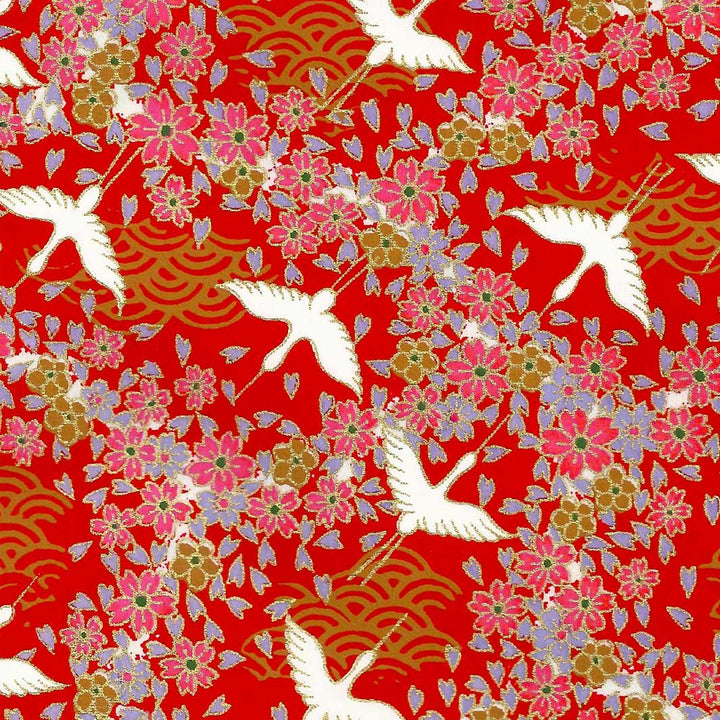 carré de 10cm par 10cm de papier japonais yuzen chiyogami aux motifs d'envolée de grues et de nuée de fleurs dans les tons rouges adeline klam (M322)