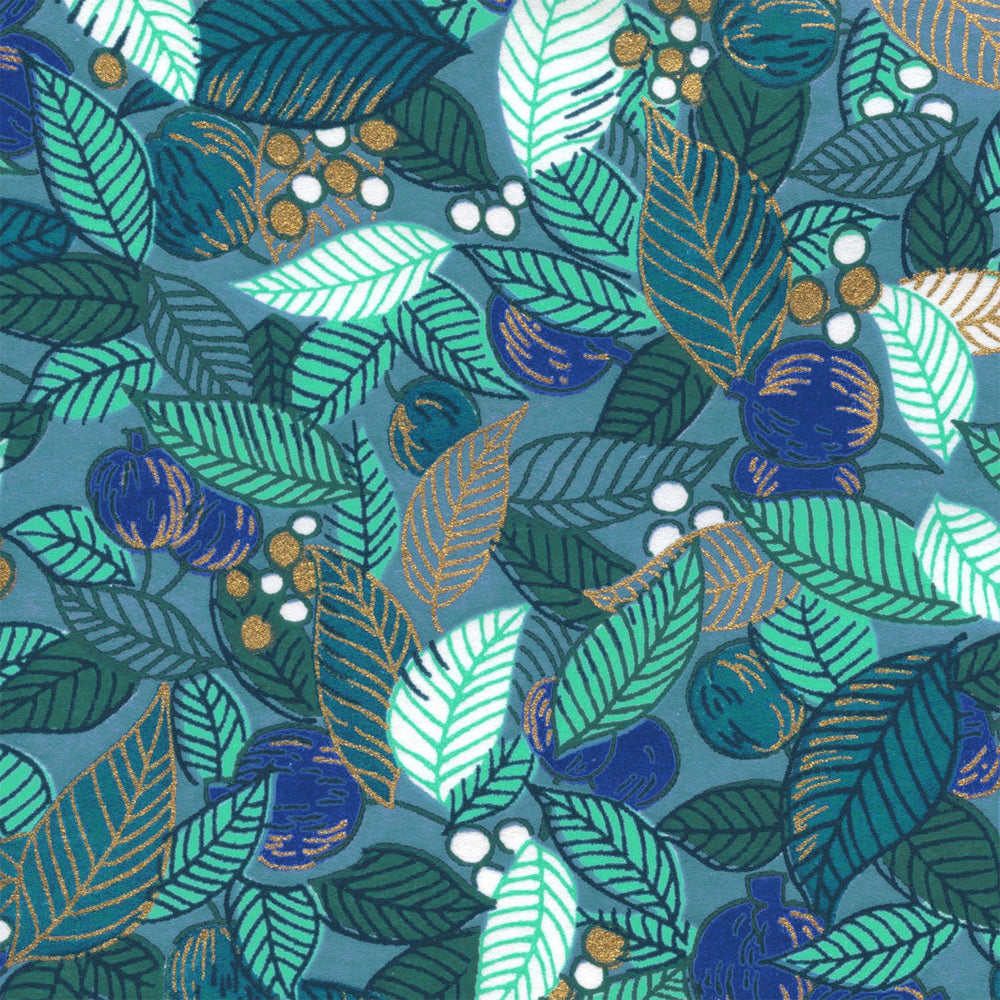 carré de 10cm par 10cm de papier japonais yuzen chiyogami aux motifs de feuilles, de baies et de fruits dans les tons bleu canard et moyen, vert d'eau et vert foncé adeline klam (M935)