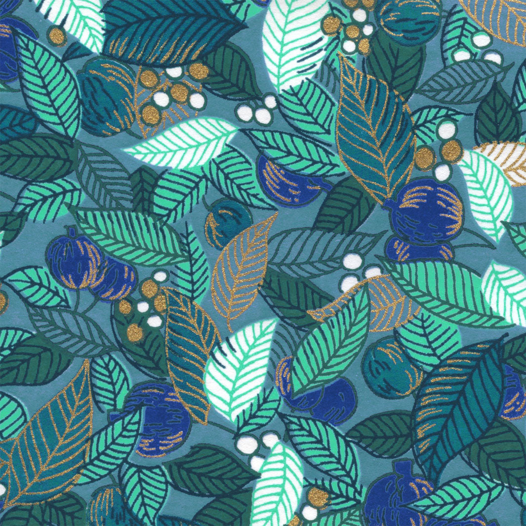 carré de 10cm par 10cm de papier japonais yuzen chiyogami aux motifs de feuilles, de baies et de fruits dans les tons bleu canard et moyen, vert d'eau et vert foncé adeline klam (M935)