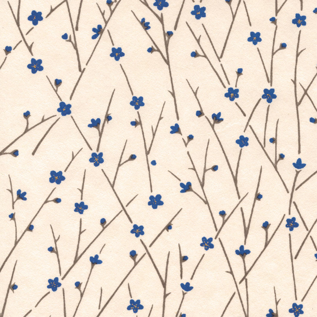 carré de 10cm par 10cm de papier japonais yuzen chiyogami aux motifs de fines branches en fleur dans les tons beige, bleus et gris adeline klam (M981)