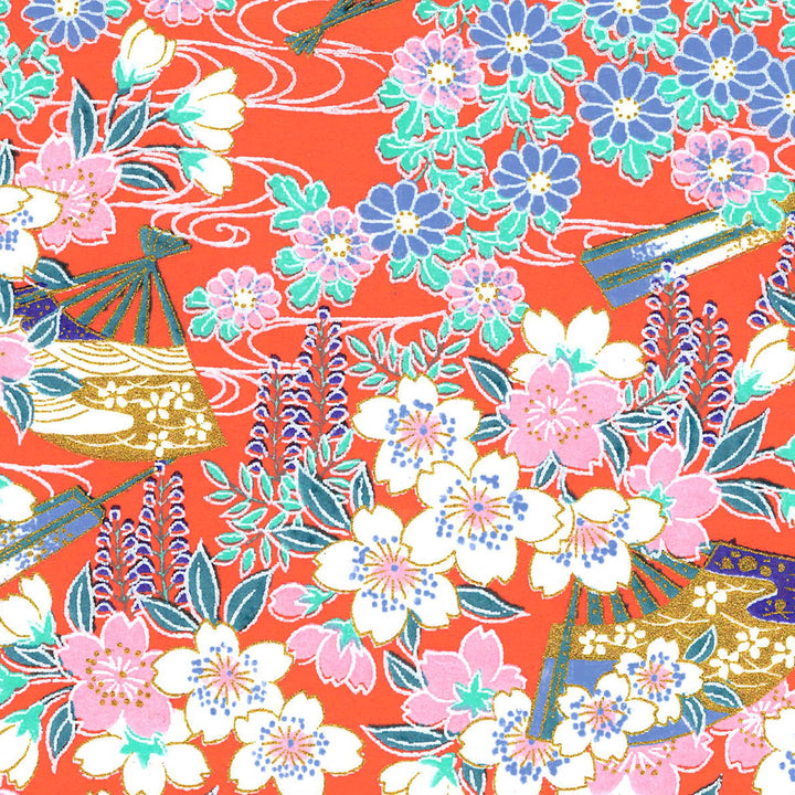 carré de 10cm par 10cm de papier japonais yuzen chiyogami aux motifs de fleurs de cerisier, de chrysanthèmes, de glycines et d'éventails dans les tons orange, bleu pervenche, vert d'eau, roses, mauve et blancs adeline klam (M1064)