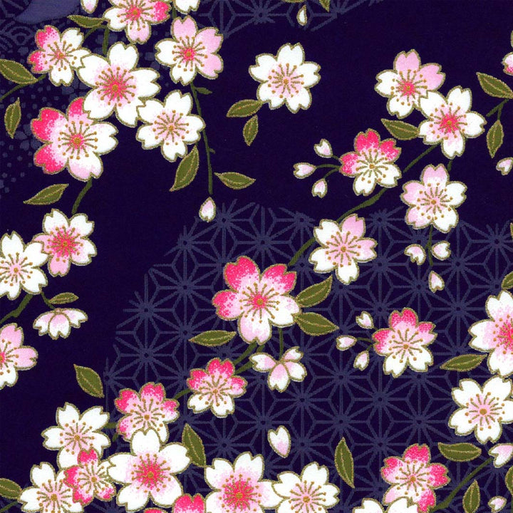 carré de 10cm par 10cm de papier japonais yuzen chiyogami aux motifs de fleurs de cerisier blanches et de motifs variés sur fond bleu violet foncé adeline klam (M734)