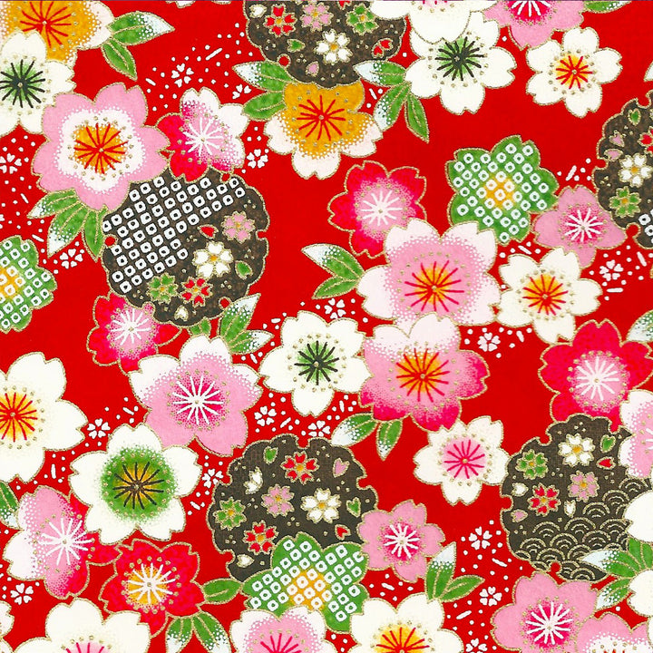 carré de 10cm par 10cm de papier japonais yuzen chiyogami aux motifs de fleurs de cerisier traditionnelles blanches, roses, jaune et vert sur fond rouge adeline klam (M368)