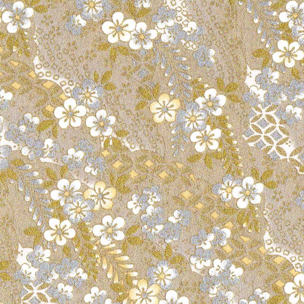 carré de 10cm par 10cm de papier japonais yuzen chiyogami aux motifs de fleurs de prunier et nuages à motifs dorés, argentés et blancs adeline klam (M1053)