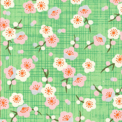 carré de 10cm par 10cm de papier japonais yuzen chiyogami aux motifs de fleurs de prunier rétro dans les tons verts, rose clair et orange adeline klam (M793)