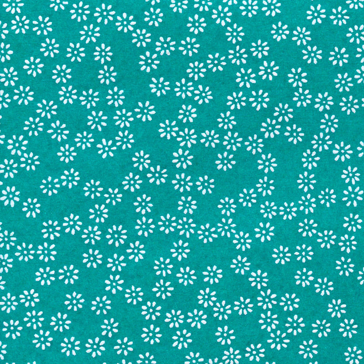 carré de 10cm par 10cm de papier japonais yuzen chiyogami aux motifs de semi de fleurs blanches sur fond bleu turquoise adeline klam (M539)
