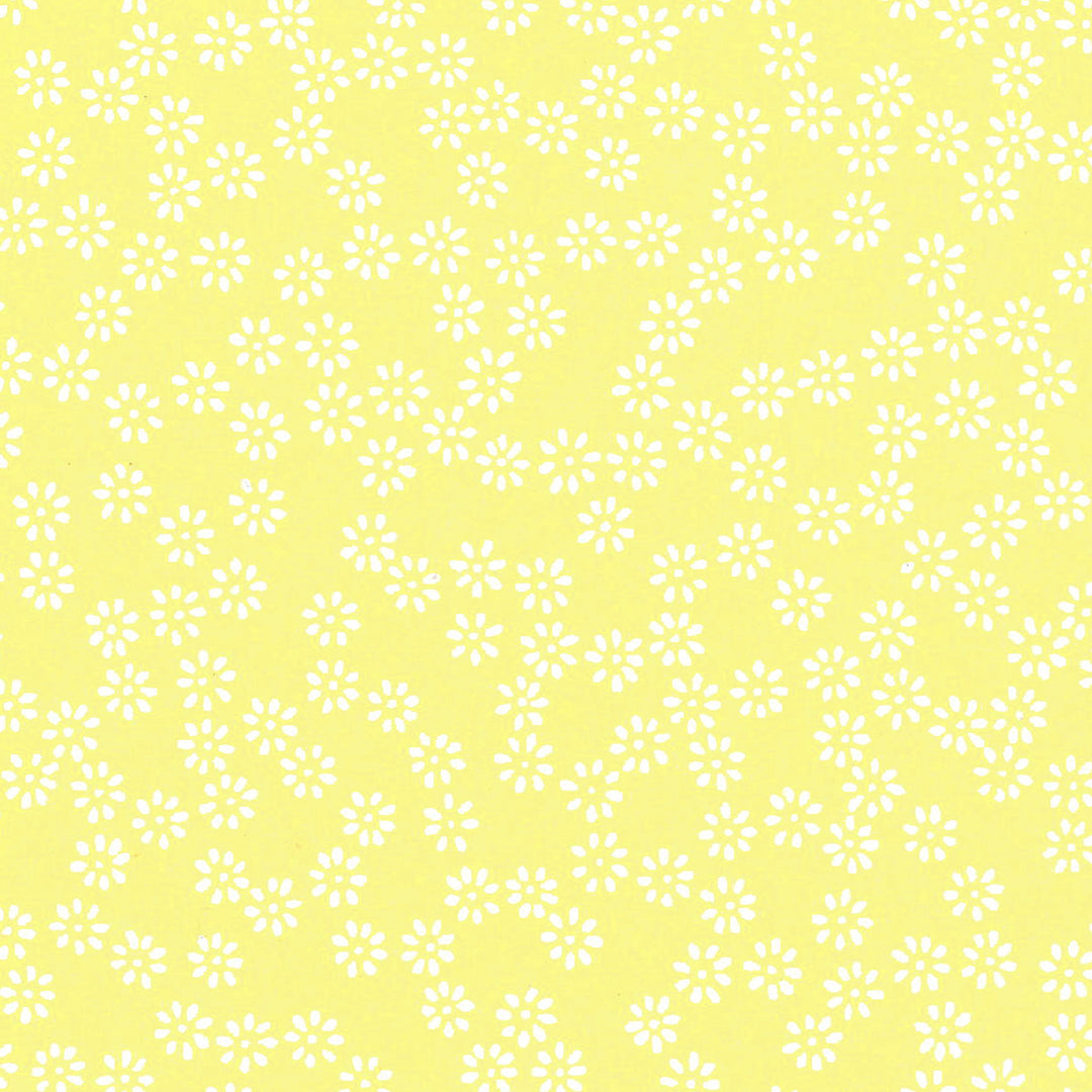 carré de 10cm par 10cm de papier japonais yuzen chiyogami aux motifs de semi de fleurs blanches sur fond jaune pastel adeline klam (M528)