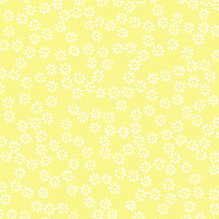 carré de 10cm par 10cm de papier japonais yuzen chiyogami aux motifs de semi de fleurs blanches sur fond jaune pastel adeline klam (M528)