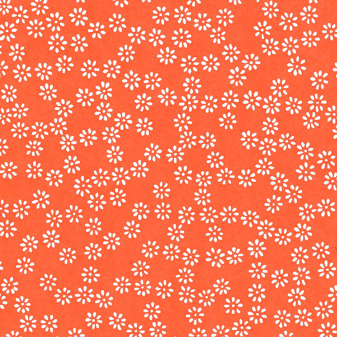 carré de 10cm par 10cm de papier japonais yuzen chiyogami aux motifs de semi de fleurs blanches sur fond orange rouge adeline klam (M1069)
