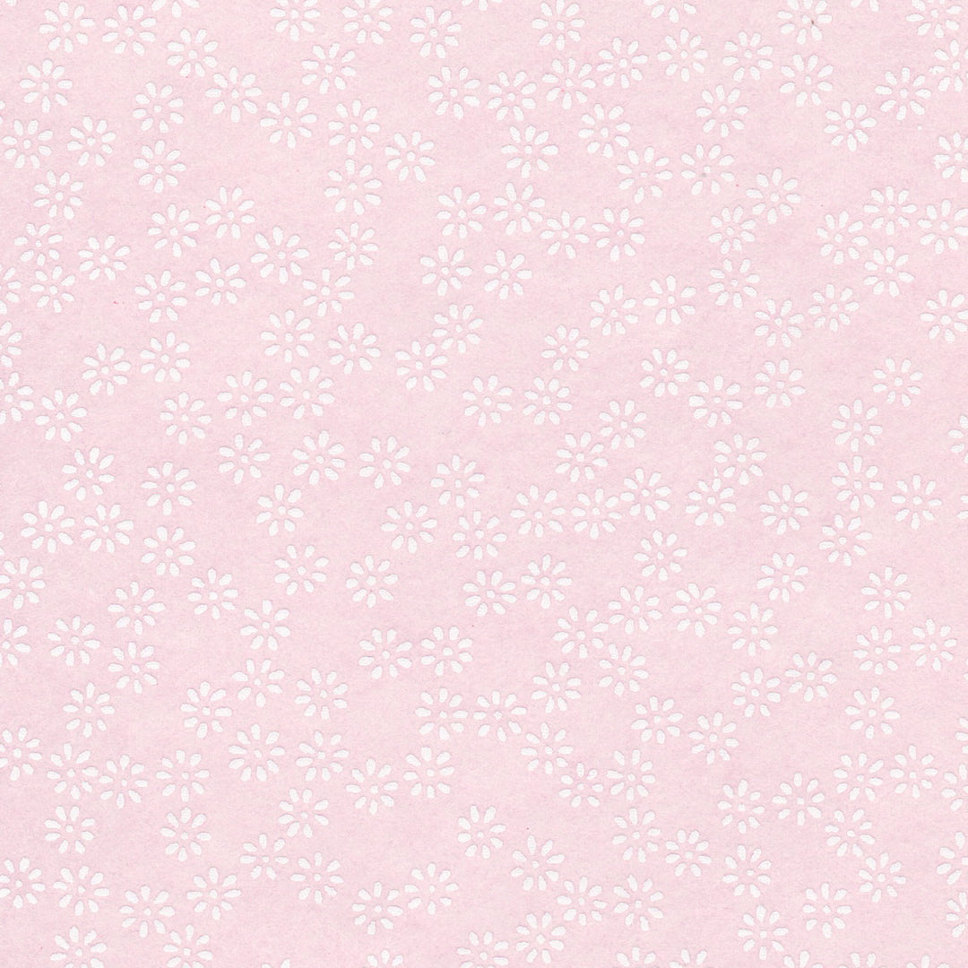 carré de 10cm par 10cm de papier japonais yuzen chiyogami aux motifs de semi de fleurs blanches sur fond rose pastel adeline klam (M481)