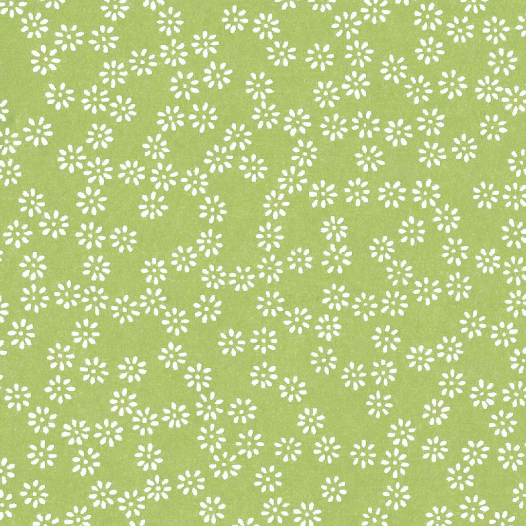 carré de 10cm par 10cm de papier japonais yuzen chiyogami aux motifs de semi de fleurs blanches sur fond vert tilleul adeline klam (M1070)