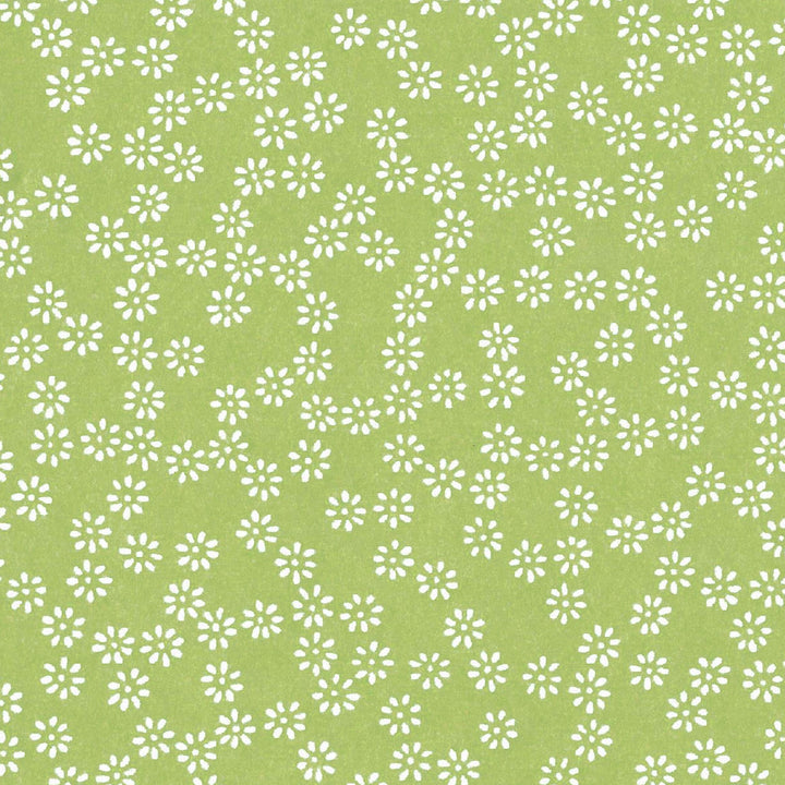 carré de 10cm par 10cm de papier japonais yuzen chiyogami aux motifs de semi de fleurs blanches sur fond vert tilleul adeline klam (M1070)