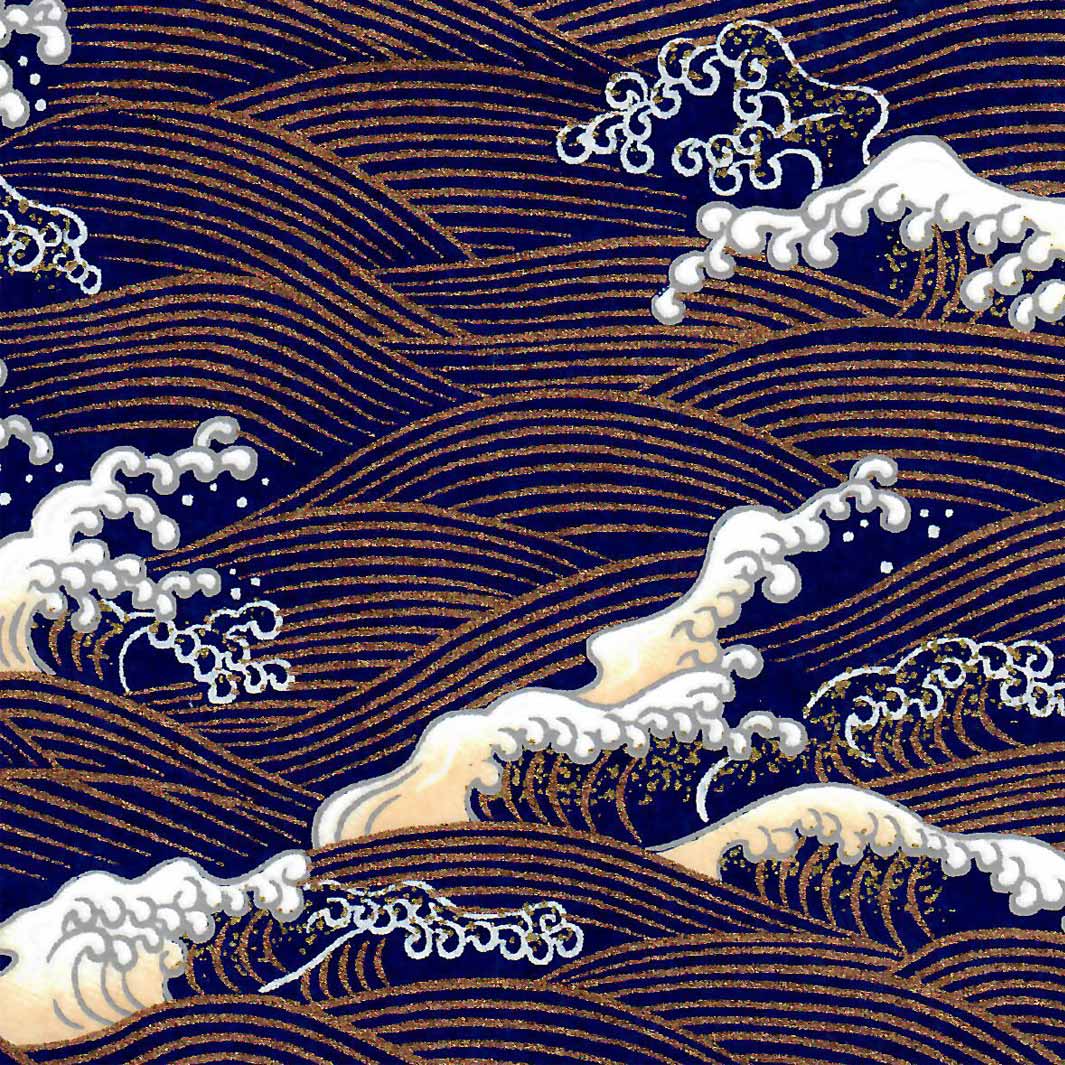 carré de 10cm par 10cm de papier japonais yuzen chiyogami aux motifs de vagues et d'écumes dans les tons bleu nuit, jaune clair et dorés adeline klam (M851)