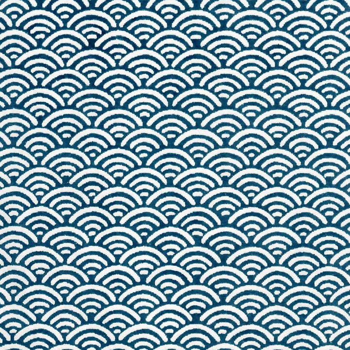 carré de 10cm par 10cm de papier japonais yuzen chiyogami aux motifs de vagues inversées dans les tons bleu marine et blancs adeline klam (M891)