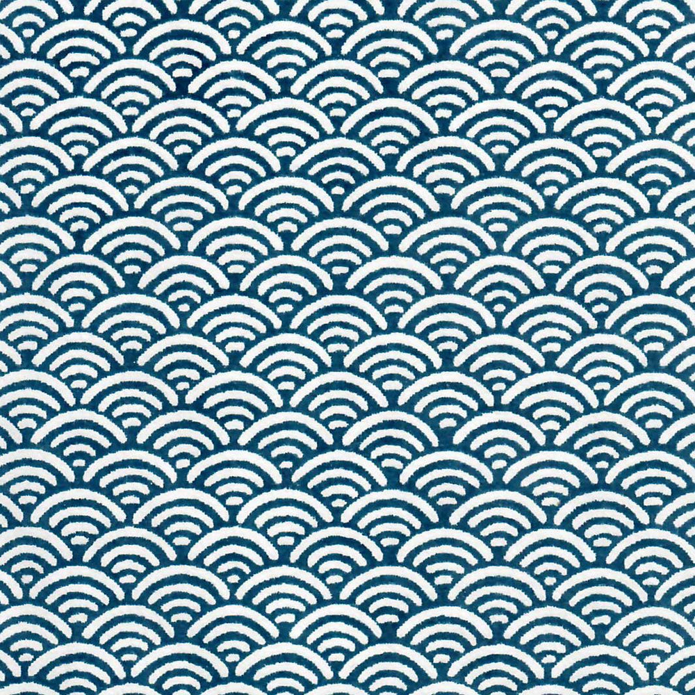 carré de 10cm par 10cm de papier japonais yuzen chiyogami aux motifs de vagues inversées dans les tons bleu marine et blancs adeline klam (M891)
