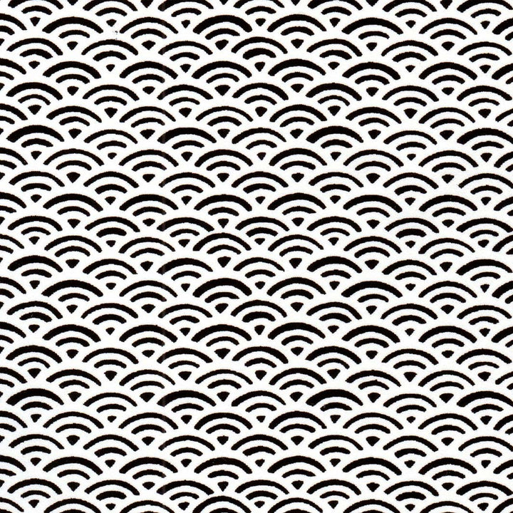 carré de 10cm par 10cm de papier japonais yuzen chiyogami aux motifs de vagues inversées noires et blanches (M503) adeline klam