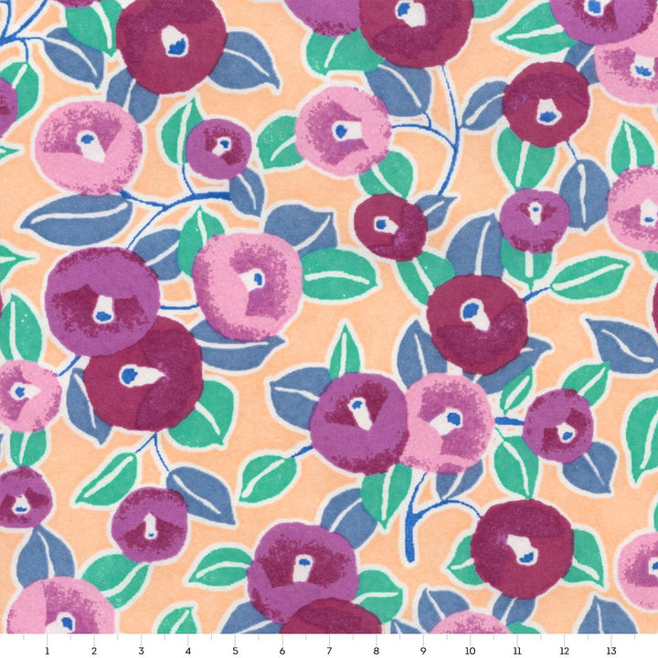 carré de 14cm par 14cm de papier japonais yuzen chiyogami aux motifs de camélias dans les tons saumon, violet et vert menthe adeline klam (M1010)