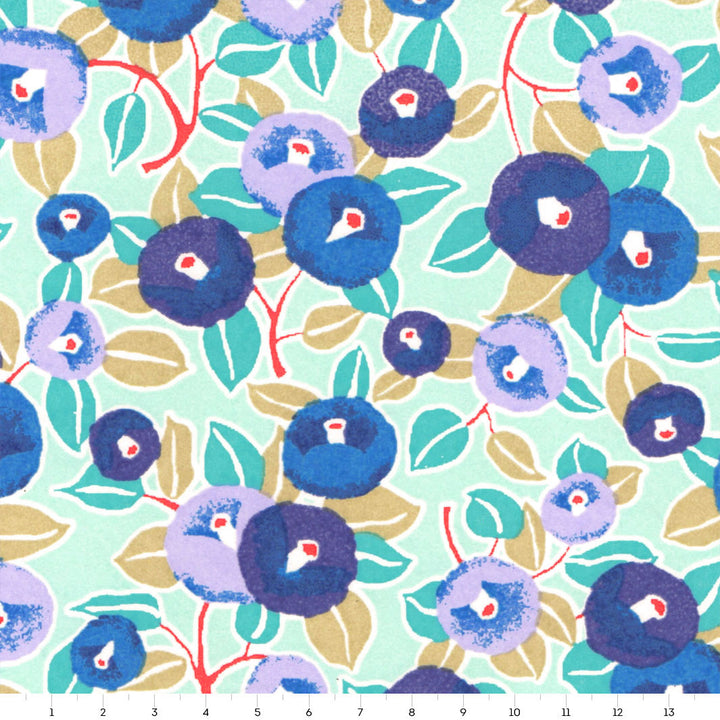 carré de 14cm par 14cm de papier japonais yuzen chiyogami aux motifs de camélias dans les tons bleu moyen et turquoise, violet clair et foncé et vert d'eau adeline klam (M1024)