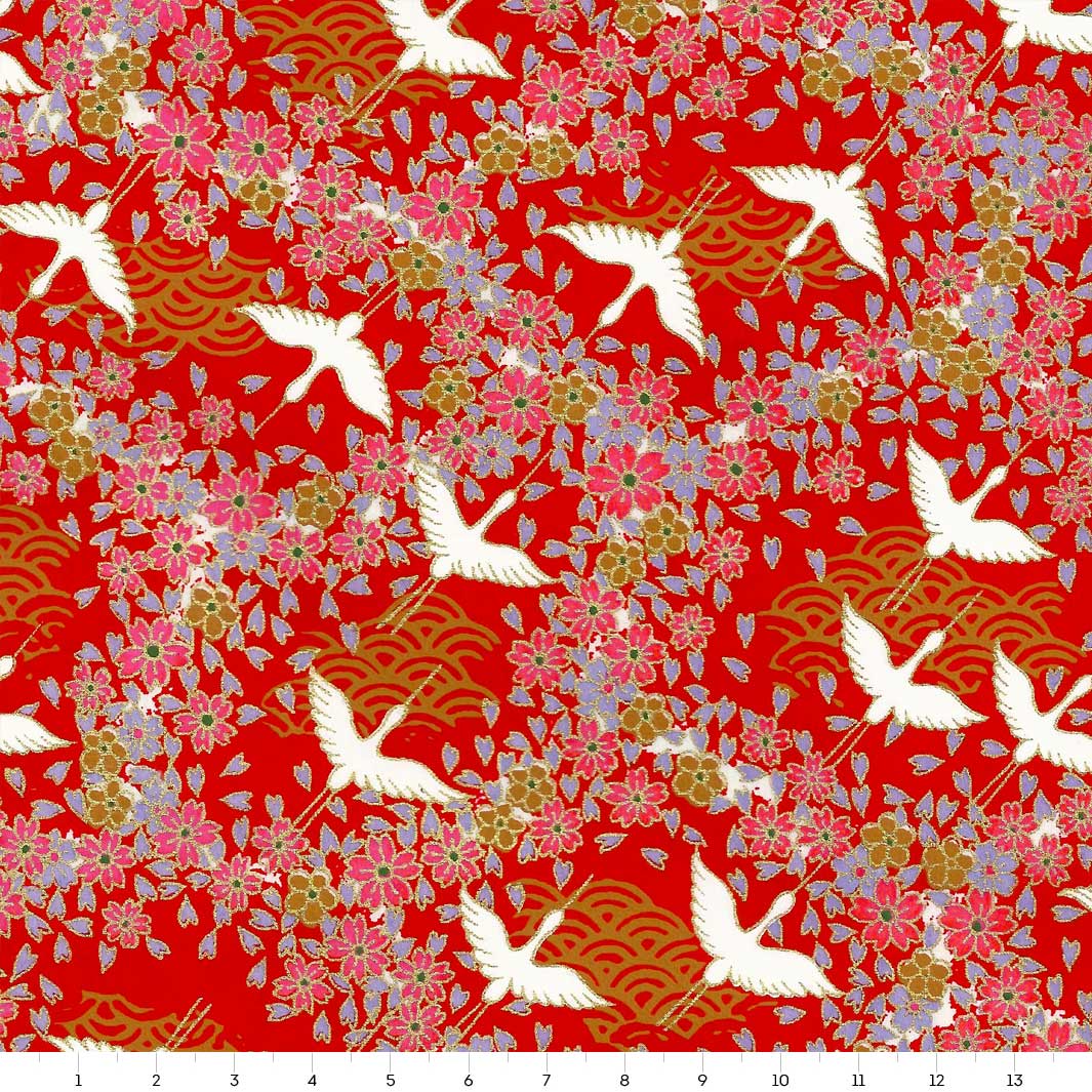carré de 14cm par 14cm de papier japonais yuzen chiyogami aux motifs d'envolée de grues et de nuée de fleurs dans les tons rouges adeline klam (M322)