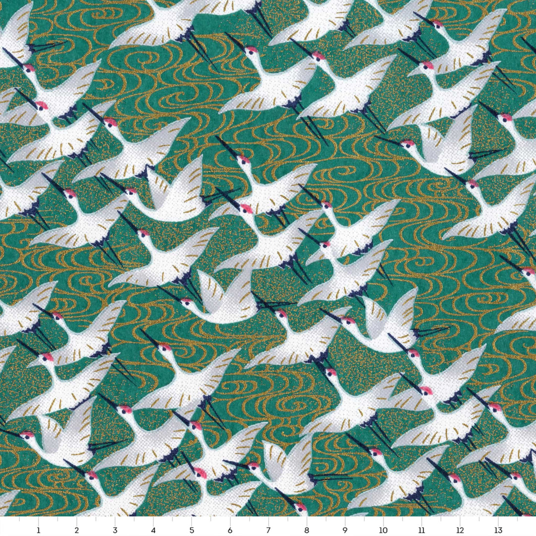 carré de 14cm par 14cm de papier japonais yuzen chiyogami aux motifs d'envolée de grues blanches sur fond vert adeline klam (M931)