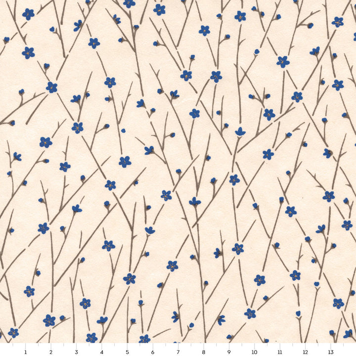 carré de 14cm par 14cm de papier japonais yuzen chiyogami aux motifs de fines branches en fleur dans les tons beige, bleus et gris adeline klam (M981)