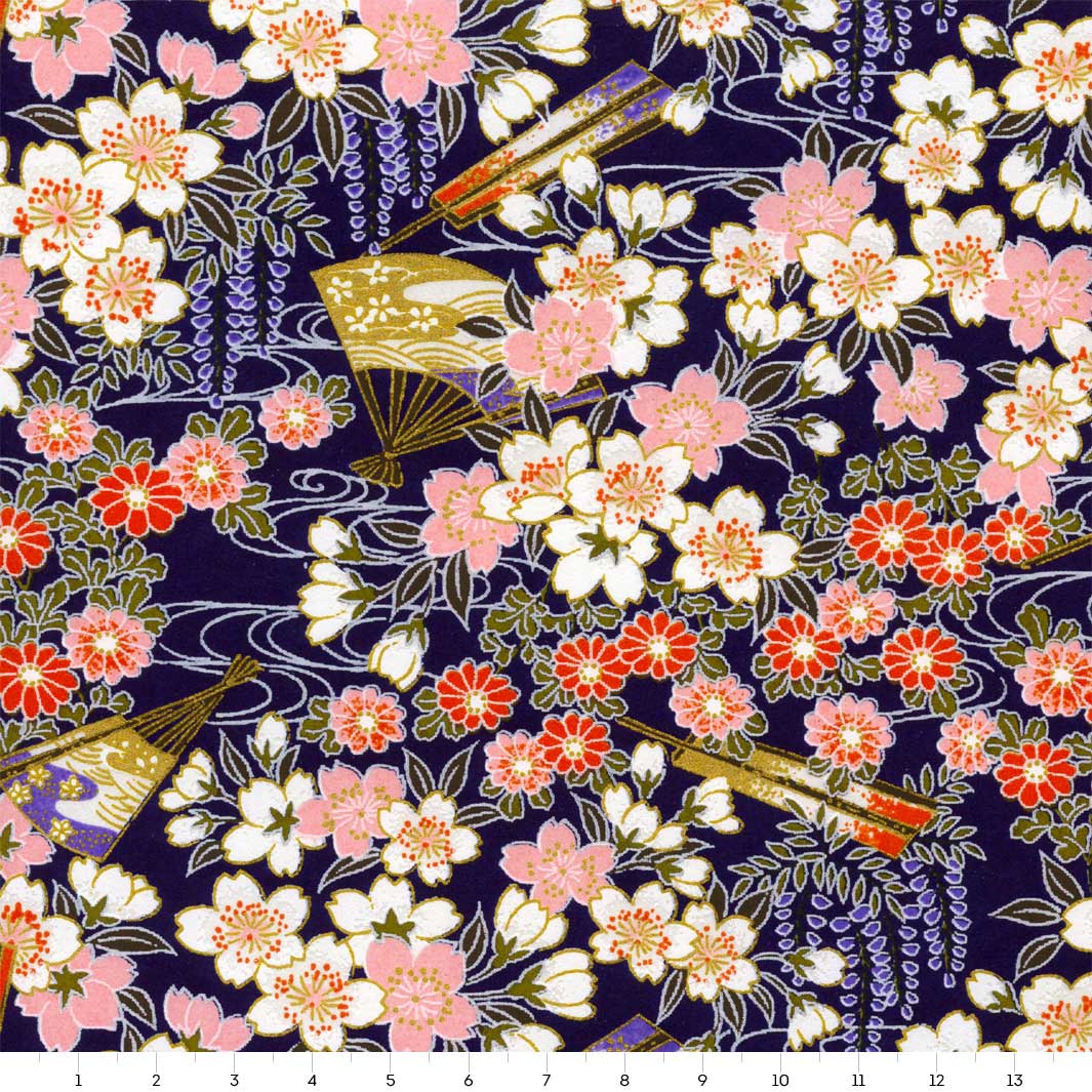 carré de 14cm par 14cm de papier japonais yuzen chiyogami aux motifs de fleurs de cerisier, de chrysanthèmes, de glycines et d'éventails dans les tons violet foncé, roses, blancs et rouges adeline klam (M908)