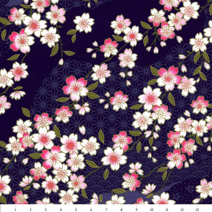 carré de 14cm par 14cm de papier japonais yuzen chiyogami aux motifs de fleurs de cerisier blanches et de motifs variés sur fond bleu violet foncé adeline klam (M734)