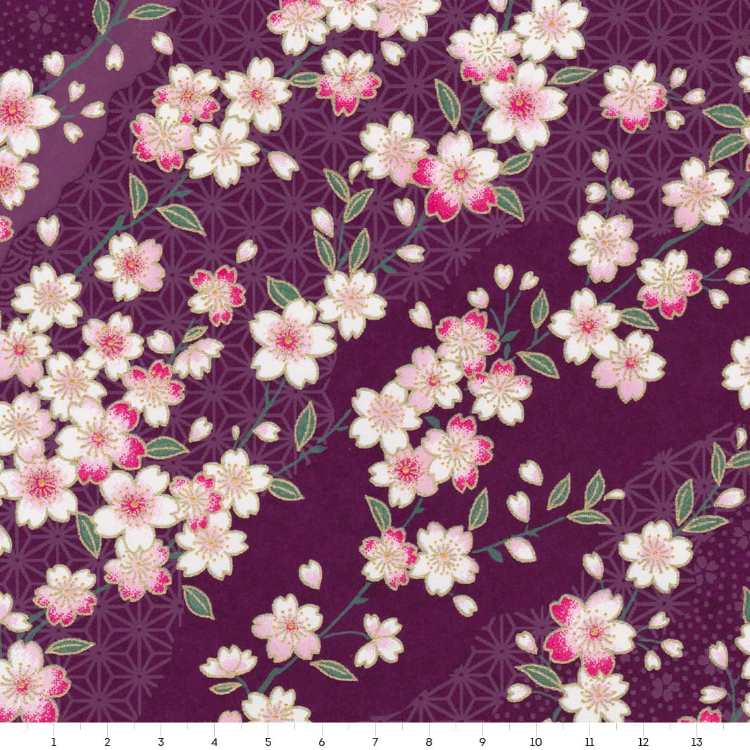 carré de 14cm par 14cm de papier japonais yuzen chiyogami aux motifs variés et de fleurs de prunier sur fond prune adeline klam (M383)
