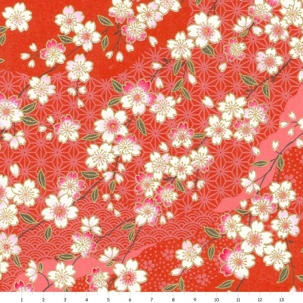 carré de 14cm par 14cm de papier japonais yuzen chiyogami aux motifs de fleurs de cerisier et de motifs variés dans les tons rouge orangé adeline klam (M385)