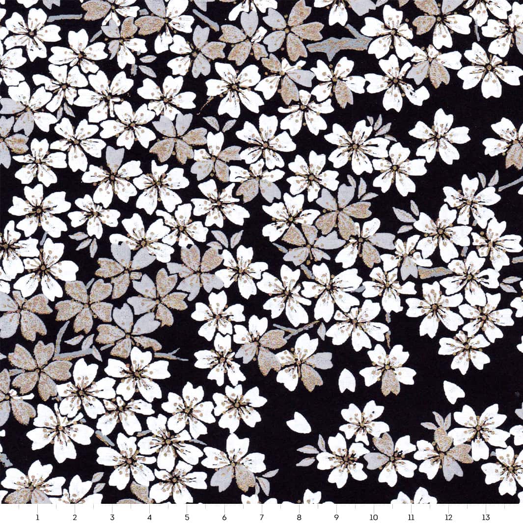 carré de 14cm par 14cm de papier japonais yuzen chiyogami aux motifs de fleurs de cerisier dans les tons noirs, blancs et argentés adeline klam (M616)