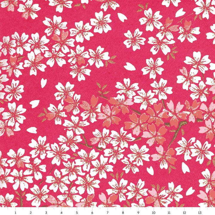 carré de 14cm par 14cm de papier japonais yuzen chiyogami au motif de fleurs de cerisier dans les tons rose framboise, corail, rose clair et blanc adeline klam (M1057)