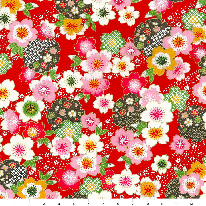 carré de 14cm par 14cm de papier japonais yuzen chiyogami aux motifs de fleurs de cerisier traditionnelles blanches, roses, jaune et vert sur fond rouge adeline klam (M368)