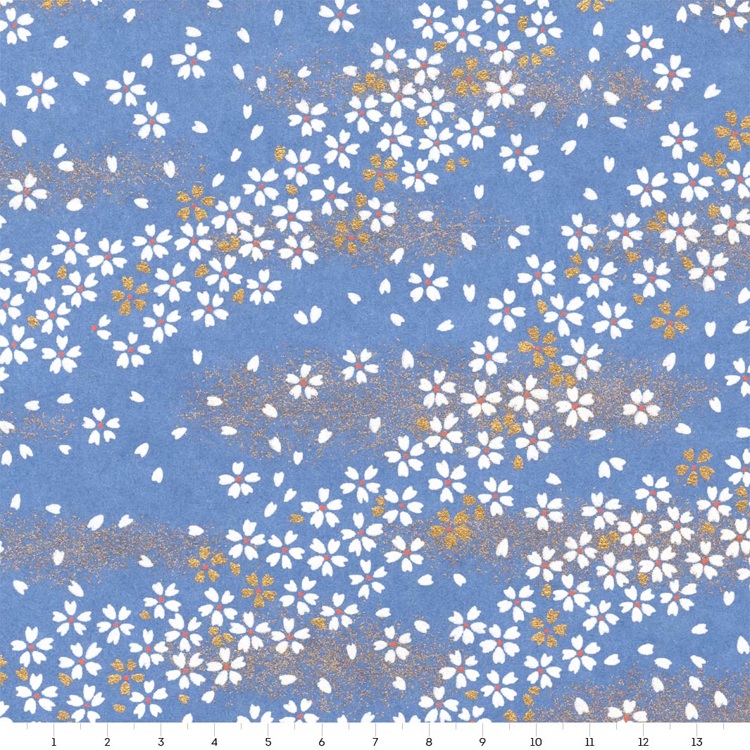 carré de 14cm par 14cm de papier japonais yuzen chiyogami aux motifs de petites fleurs au vent sur fond bleu pervenche adeline klam (M983)