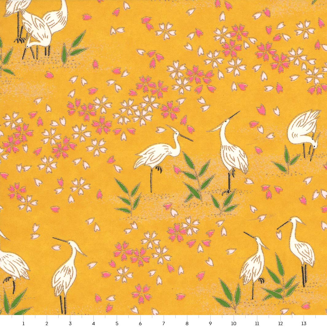 carré de 14cm par 14cm de papier japonais yuzen chiyogami aux motifs de hérons et fleurs dans les tons jaune moutarde adeline klam (M659)