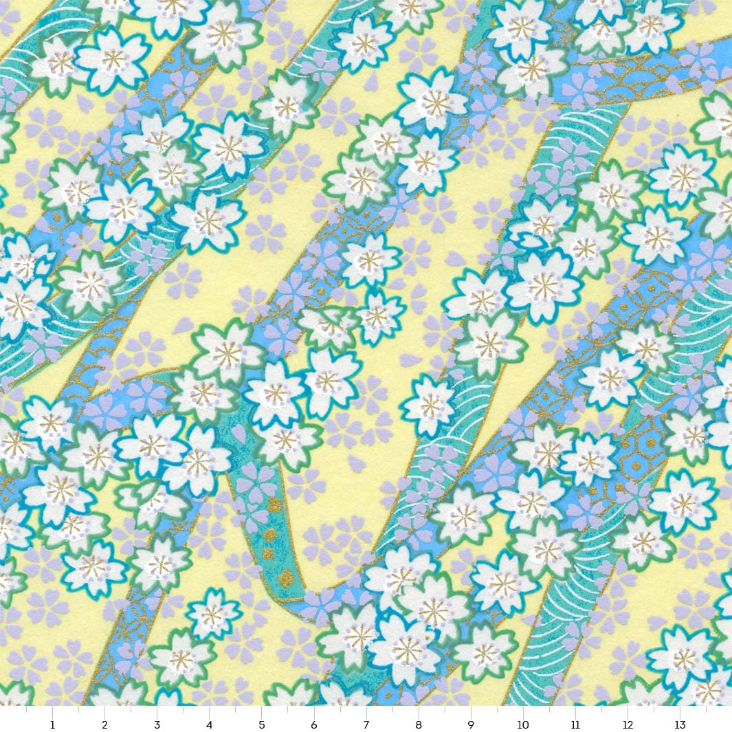 carré de 14cm par 14cm de papier japonais yuzen chiyogami aux motifs d'ondulations fleuries dans les tons jaune clair, bleu moyen, vert d'eau, parme et dorés adeline klam (M1021)