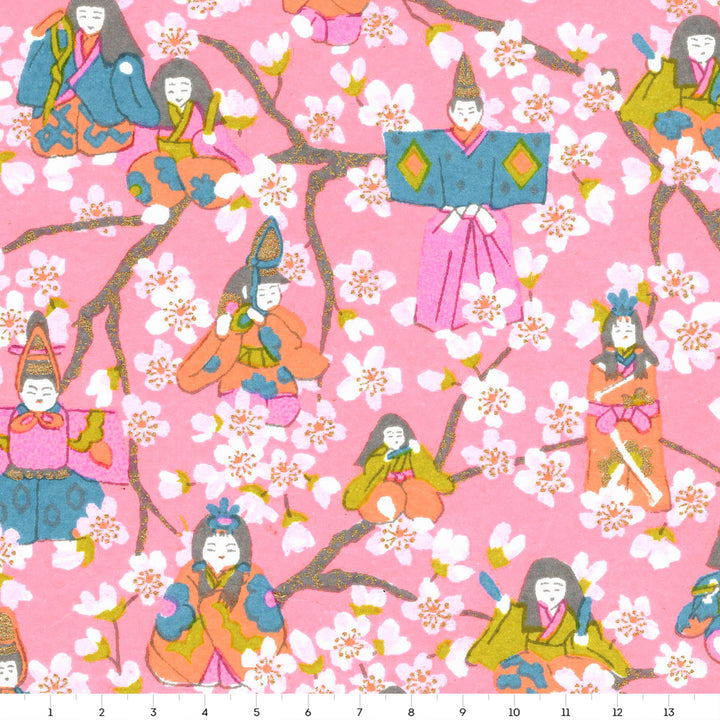 carré de 14cm par 14cm de papier japonais yuzen chiyogami aux motifs de poupées d'hina matsuri et de fleurs de pêcher dans les rose clair et moyen, corail, bleu gris et vert jaune adeline klam (M1065)
