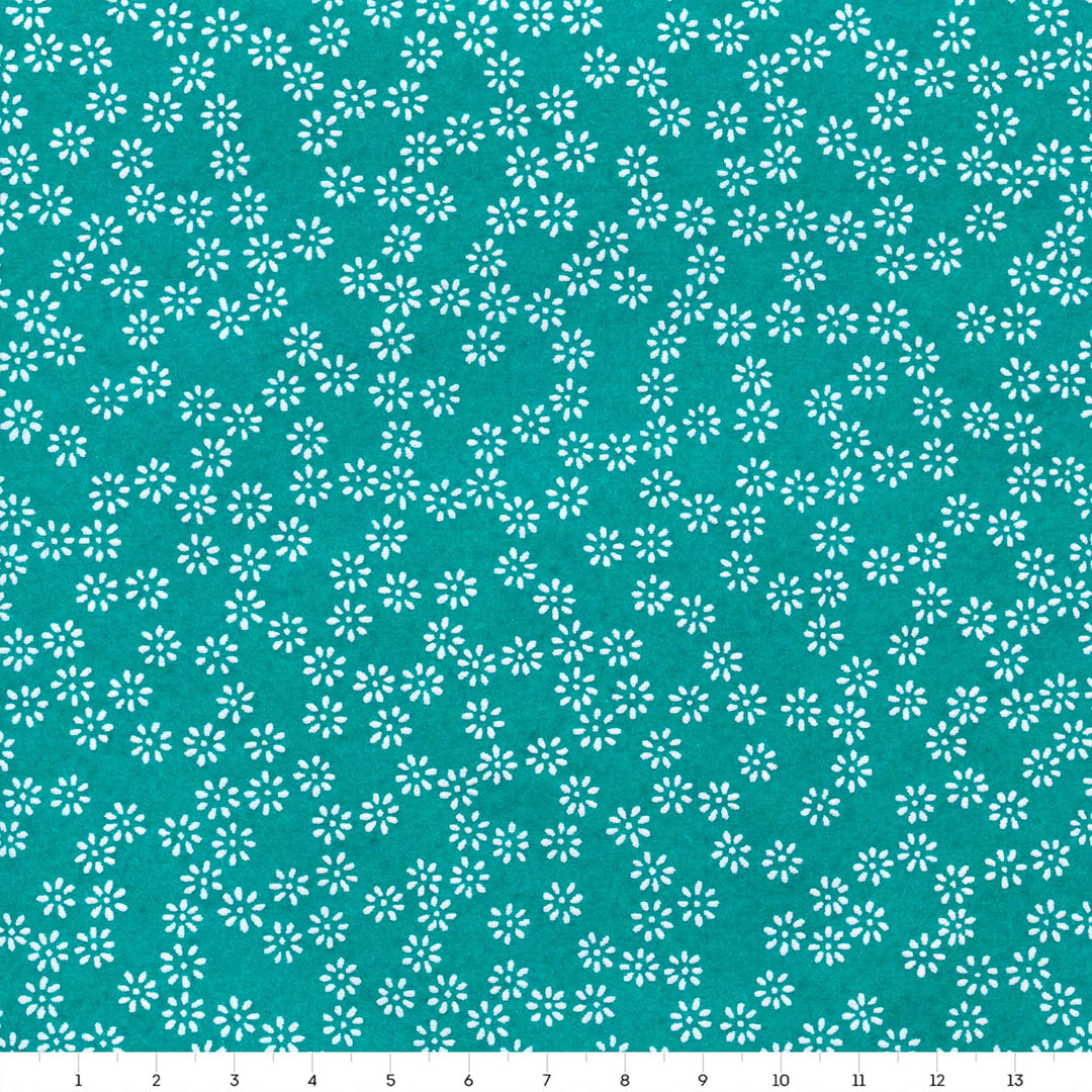 carré de 14cm par 14cm de papier japonais yuzen chiyogami aux motifs de semi de fleurs blanches sur fond bleu turquoise adeline klam (M539)