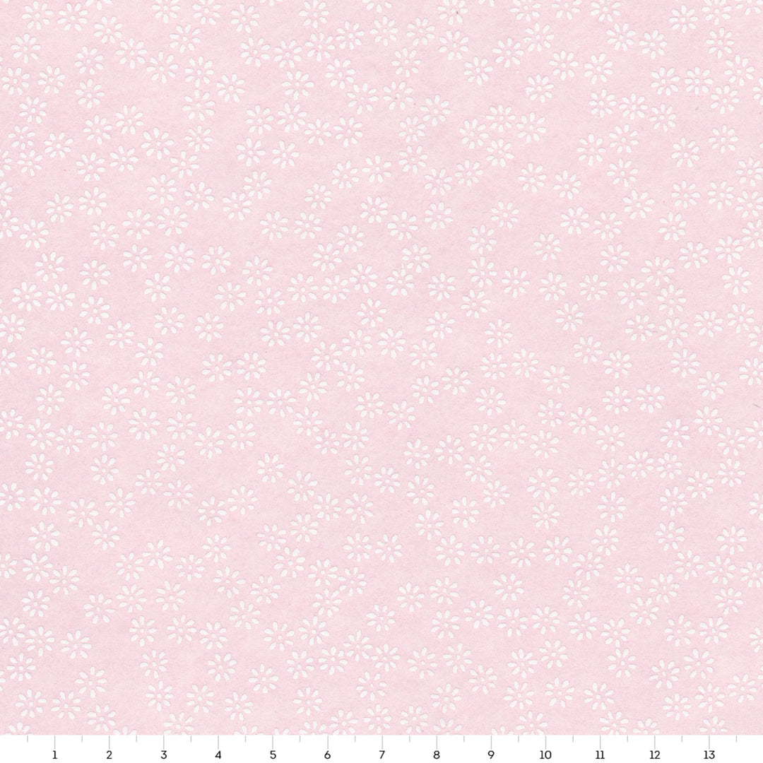 carré de 14cm par 14cm de papier japonais yuzen chiyogami aux motifs de semi de fleurs blanches sur fond rose pastel adeline klam (M481)