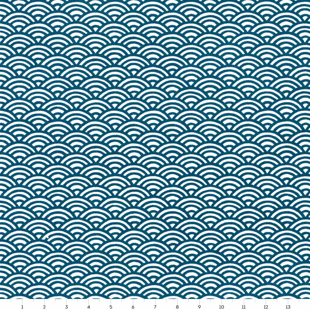 carré de 14cm par 14cm de papier japonais yuzen chiyogami aux motifs de vague bleu foncé sur fond blanc adeline klam (M1018)