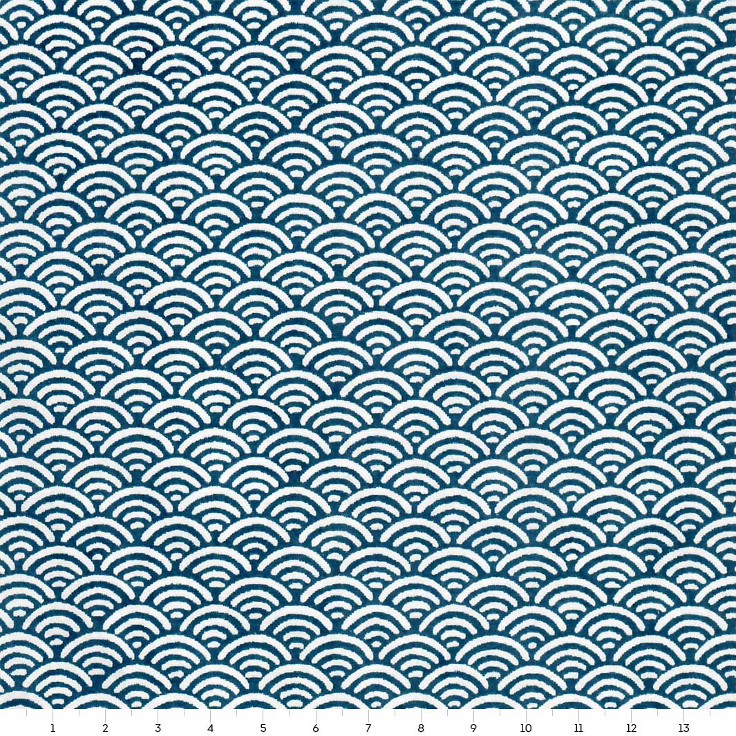 carré de 14cm par 14cm de papier japonais yuzen chiyogami aux motifs de vagues inversées dans les tons bleu marine et blancs adeline klam (M891)