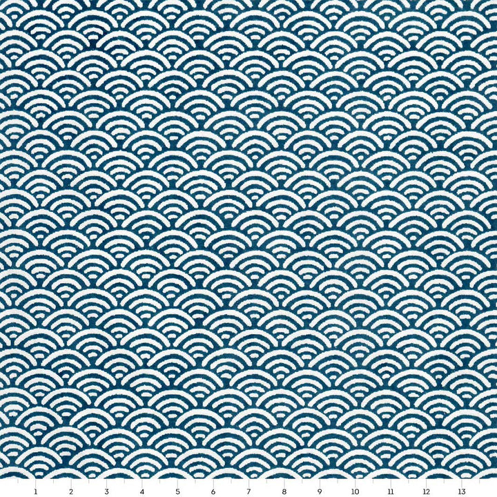 carré de 14cm par 14cm de papier japonais yuzen chiyogami aux motifs de vagues inversées dans les tons bleu marine et blancs adeline klam (M891)