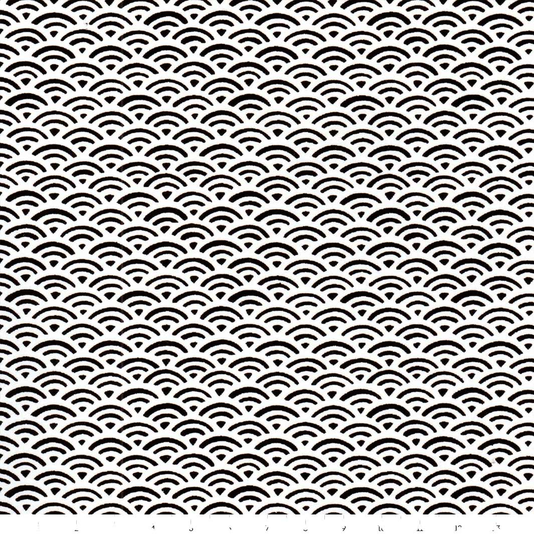 carré de 14cm par 14cm de papier japonais yuzen chiyogami aux motifs de vagues inversées noires et blanches (M503) adeline klam