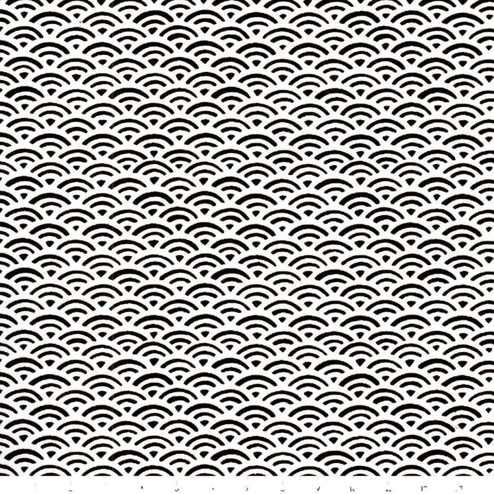 carré de 14cm par 14cm de papier japonais yuzen chiyogami aux motifs de vagues inversées noires et blanches (M503) adeline klam