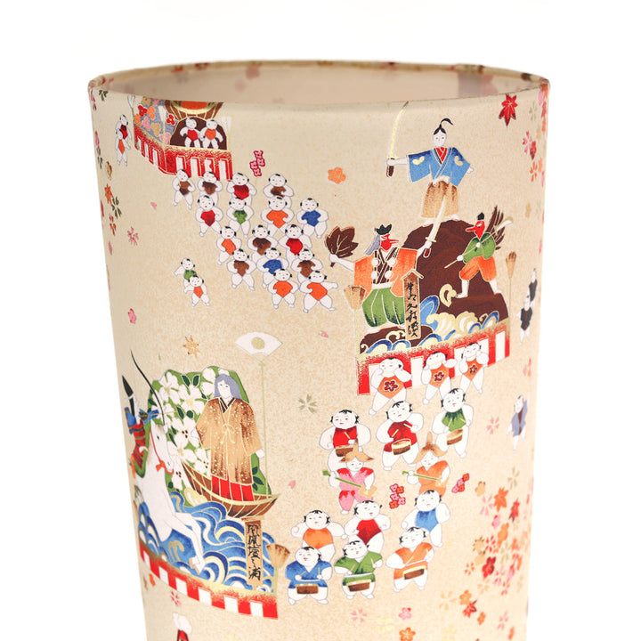 détail du haut de la lampe japonaise à poser aux motifs de scénettes d'un festival japonais dans les tons beiges, rouges, bleus, verts, orange et marrons adeline klam